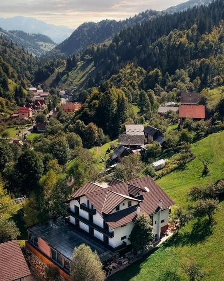 Pensiune lângă Complex Cheile Gradistei în Moeciu -Bran ,amenajare unică - 2