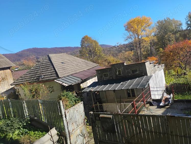 de vanzare doua case ,grajd si teren - 2