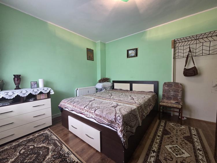Apartament cu 3 camere semidecomandat în Micro 16