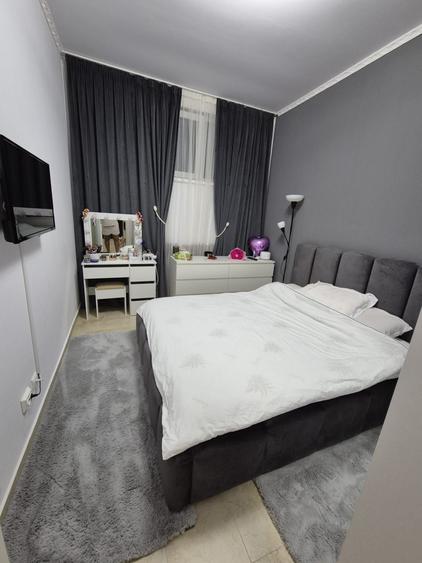 Apartament cu 3 camere decomandat în Roșu