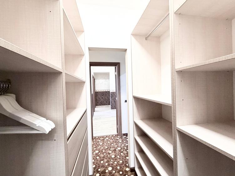 Apartament cu 4 camere în Tractorul