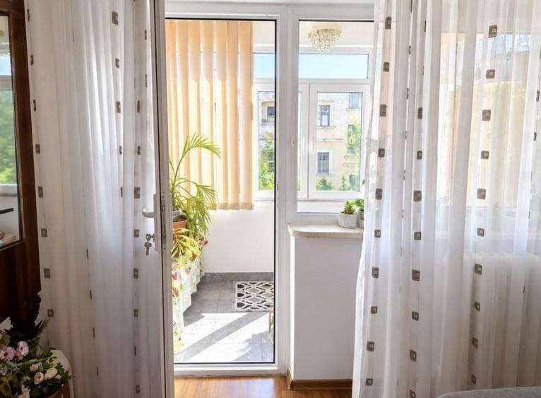 Apartament cu 3 camere semidecomandat în Valea Rosie
