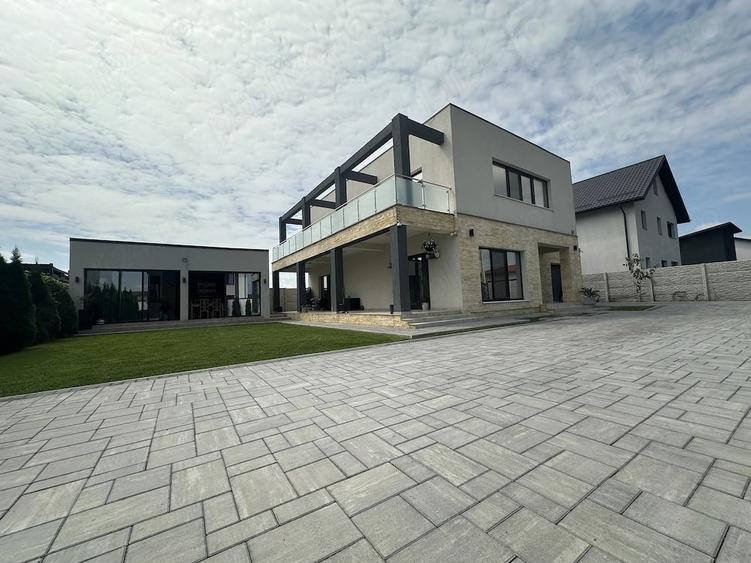 Casă cu 5 camere cu Teren 600 Mp în Central