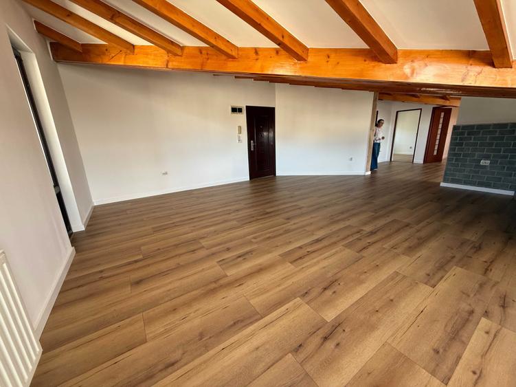 Apartament cu 3 camere semidecomandat în Central