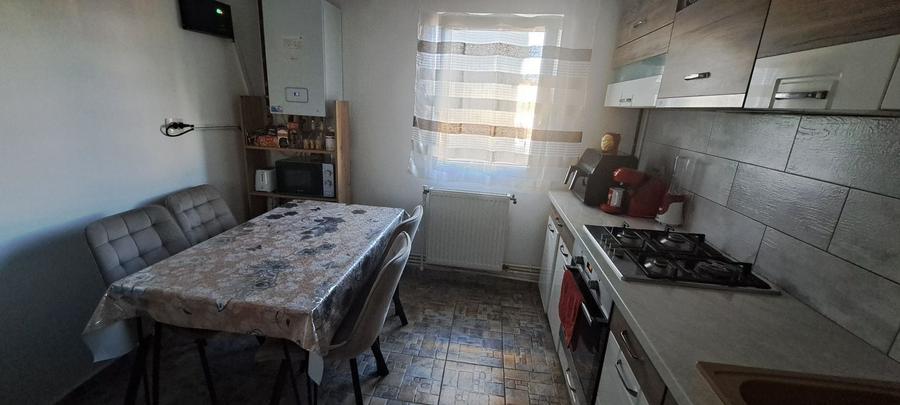 Apartament cu 4 camere decomandat în Est