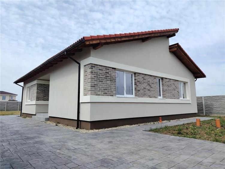 Casă individuală cu 4 camere cu Canalizare în Moșnița Nouă