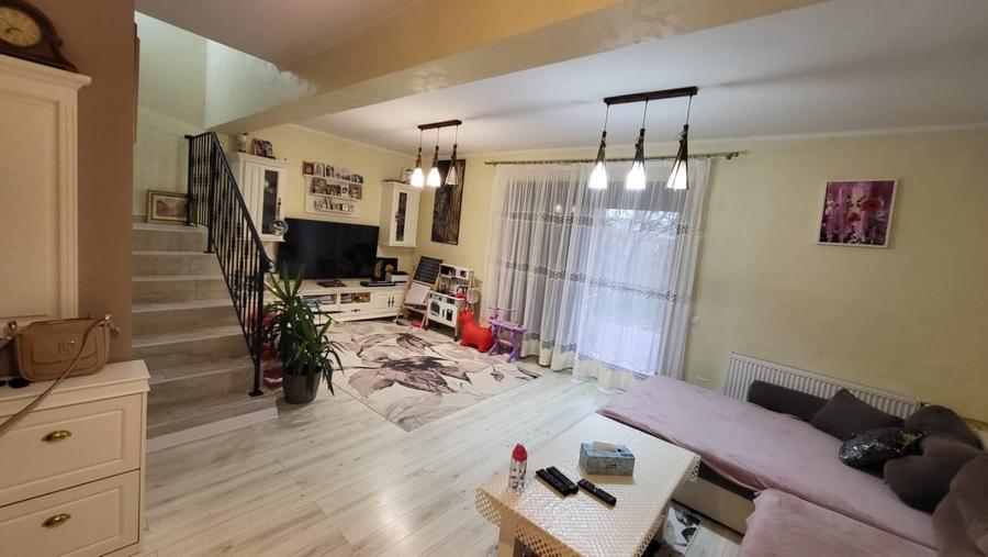 Duplex cu 5 camere cu Canalizare în Roșu