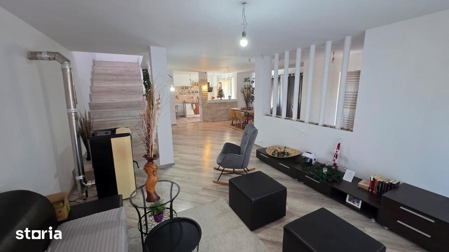 Casă cu 7 camere cu Teren 400 Mp în Central