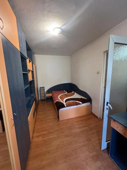 Apartament cu 2 camere semidecomandat, mobilat în Craiovița Nouă
