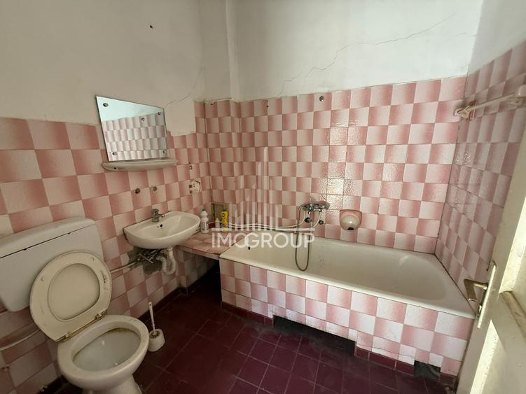 Casă individuală cu 7 camere cu Canalizare în Dâmbul Rotund