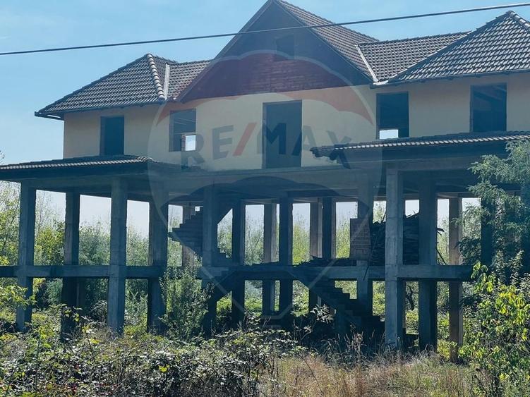 Casă individuală cu 6 camere cu Teren 3240 Mp în Radna