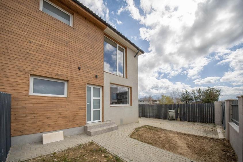 Duplex cu 4 camere cu Canalizare în Sud