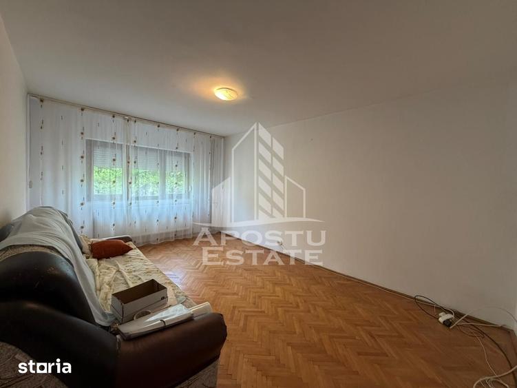 Apartament cu 3 camere decomandat în Buziașului