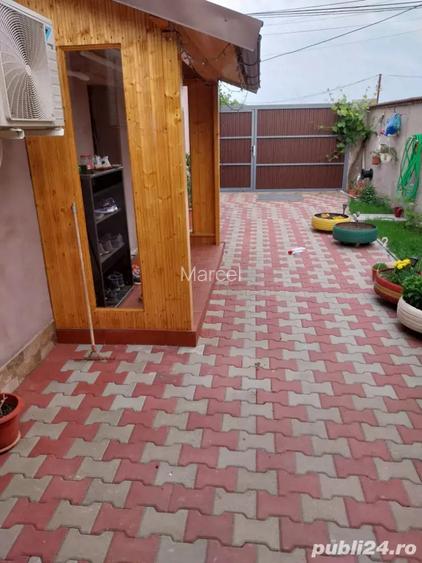 Vand casa la curte