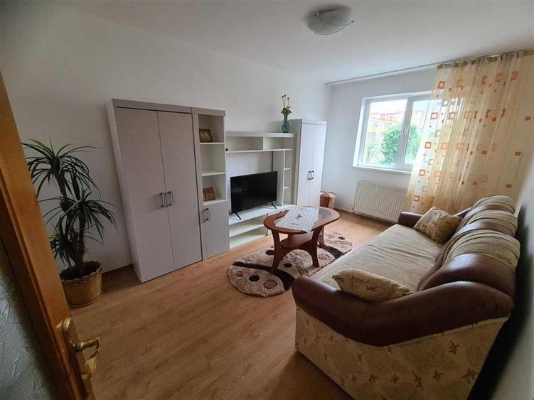 Apartament cu 3 camere, decomandat, mobilat și utilat, Astra, Brasov - 1