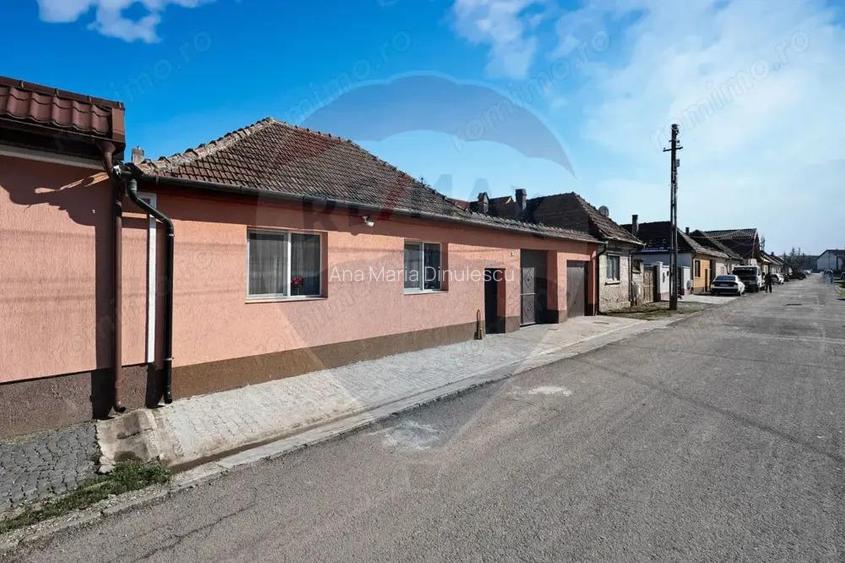 2 corpuri de casa individuale + garaj, zona linistita, Sanpetru!