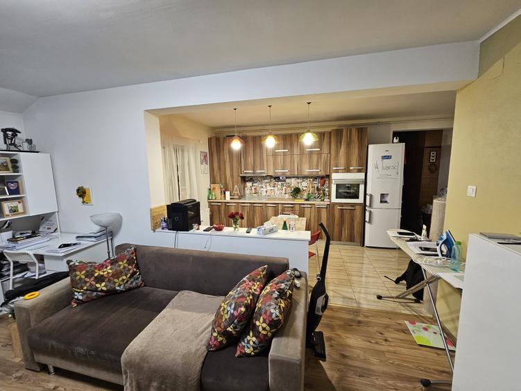 Apartament 3 camere, etajul 5, Mansardă, zona Lipovei, mobilat, comision 0% Apartament 3 camere, etajul 5, Mansardă, zona Lipovei, mobilat, comision 0%