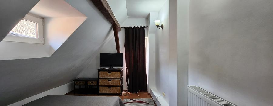 Garsoniera, suprafata 47 mp, mansarda in vila,  mobilata si utilata 15 Noiembrie - 3