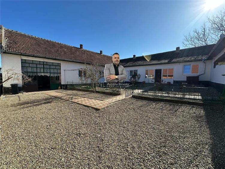 Casa Solida, pentru Familie extinsa,  cu Gradina si Teren, Doclin - 1