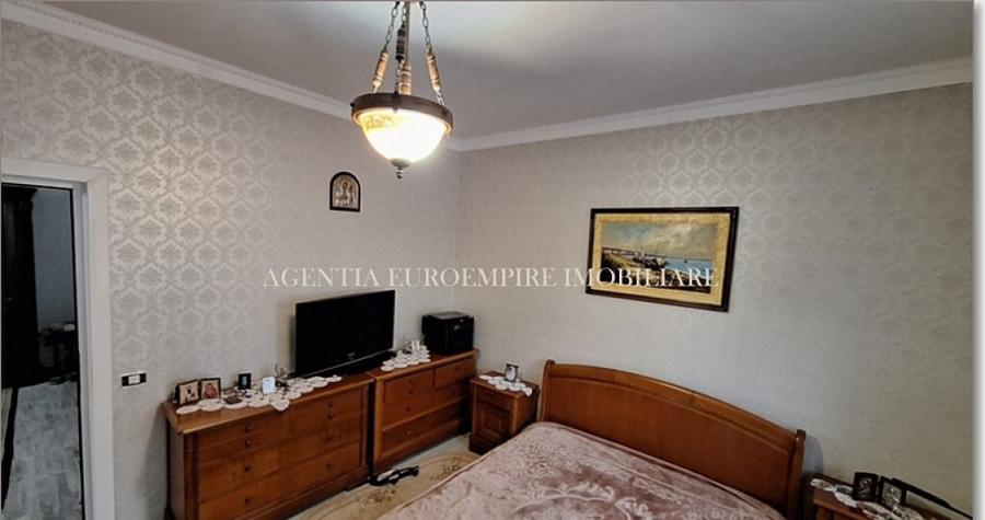 Casa de vanzare in localitatea Lazu - 5