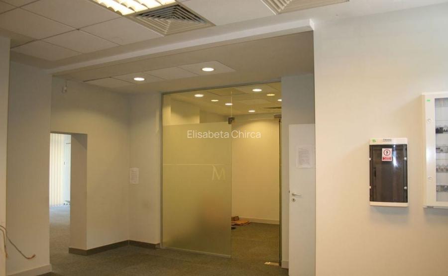 Zona Iuliu Maniu 90 mp trafic intens pietonal Zona Iuliu Maniu 90 mp trafic intens pietonal