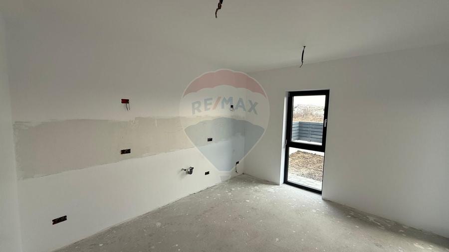 Casă / Vilă cu 4 camere Strada Vrancei - 5