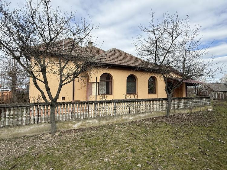 Ofer spre vanzare Casa 3 camere + Teren 47 Arii in comuna Lipau - 2