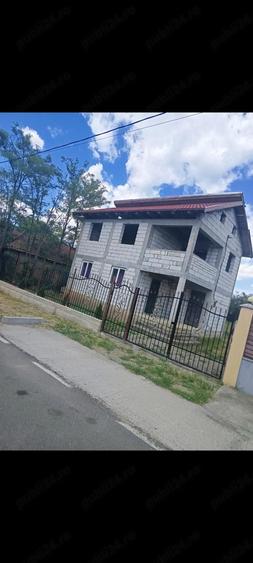 De vanzare casa +teren .total suprafa?a 741 - 1