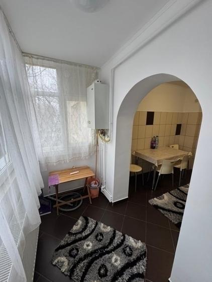 Etaj intermediar 2 Camere Decomandat 53mp Mobilat Bloc 1984 zona Nicolina - 1