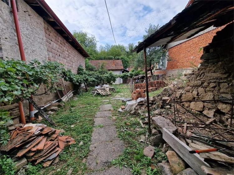 Clocotici Lot de Casa cu amprenta, apa, curent, teren 576 mp. - 2