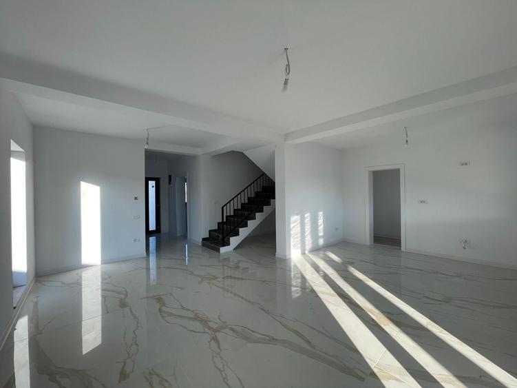 Duplex despartit prin camera tehnica - finisaje premium - 2