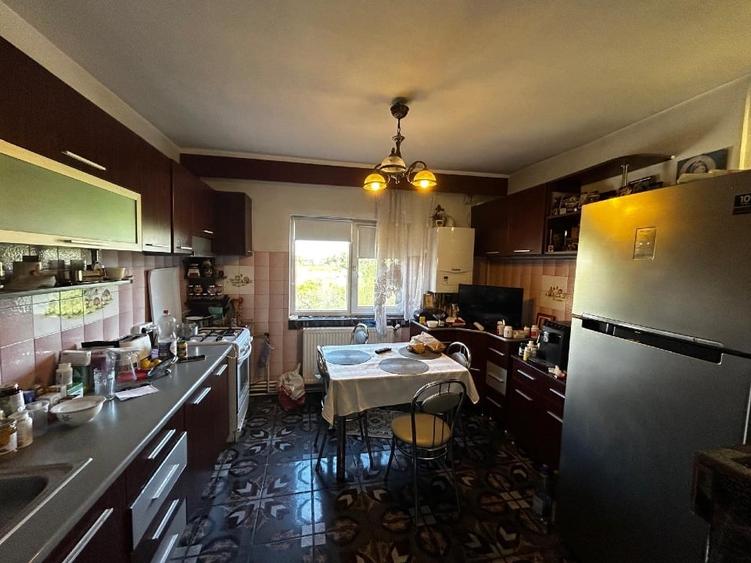 Vânzare apartament TAV-uri, etaj 4/8, decomandat, 3 camere 2 băi. - 2