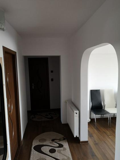 Inchiriez apartament 3 camere - 1