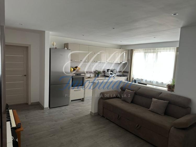 Apartament cu 3 camere semidecomandat în Florești