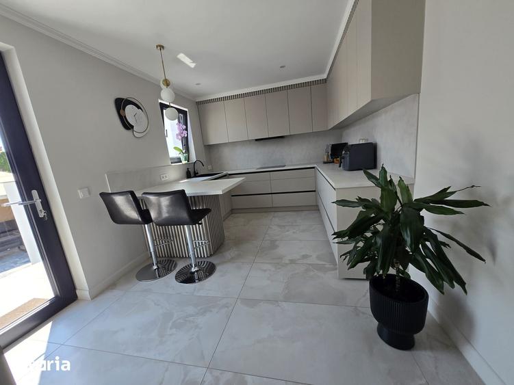 Casă cu 9 camere cu Teren 400 Mp în Semicentral