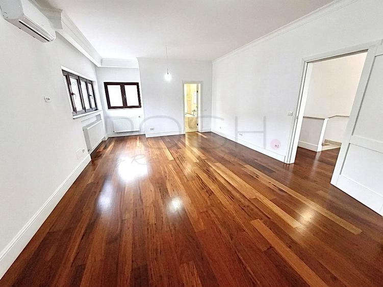 Casă individuală cu 10 camere cu Canalizare în Primăverii