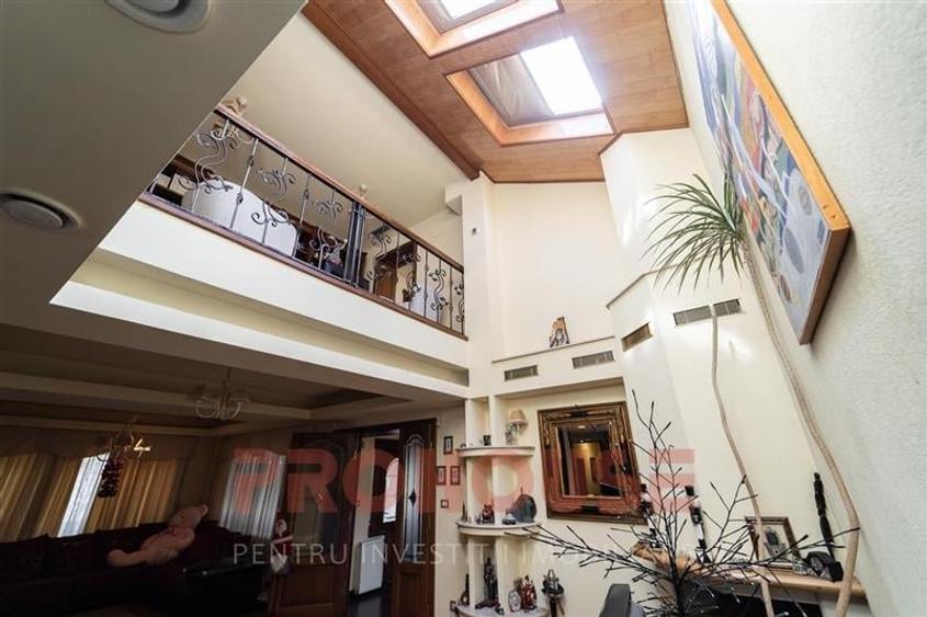 Casă individuală cu 10 camere cu Teren 550 Mp în Ultracentral