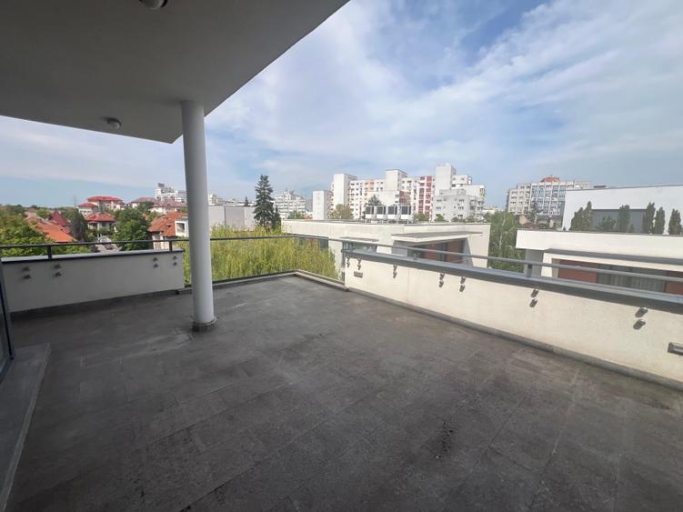 Penthouse cu 4 camere decomandat în Capitale