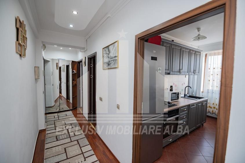Apartament cu 3 camere semidecomandat, mobilat în Central