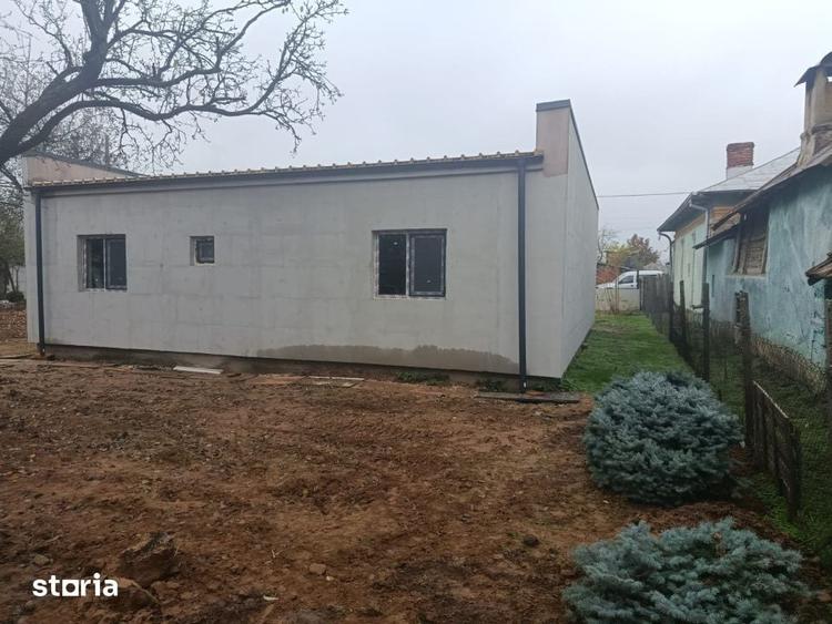 Casă cu 4 camere cu Teren 300 Mp în Calea București
