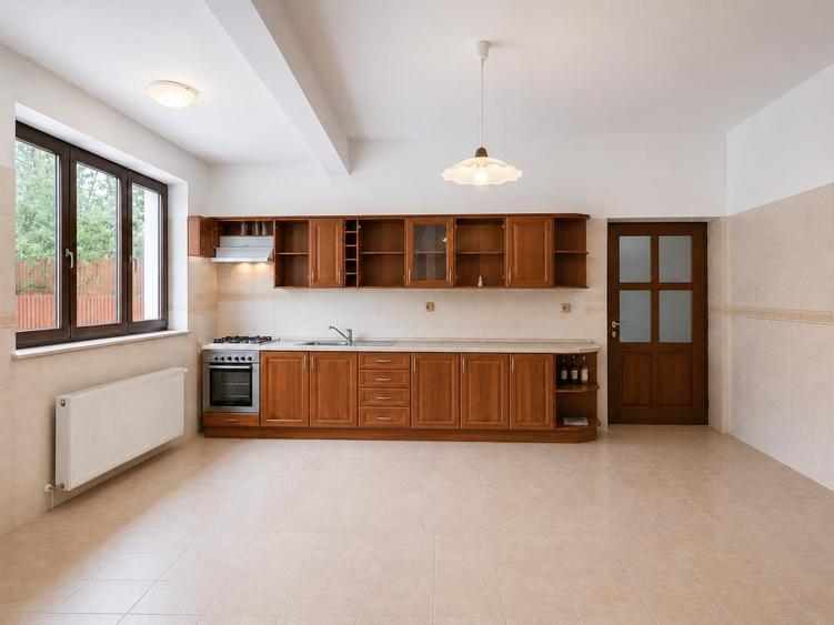 Casă individuală cu 12 camere cu Canalizare în Breaza