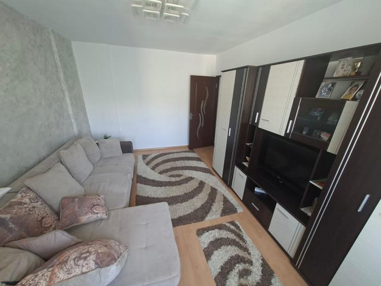 Apartament cu 3 camere decomandat în Păcurari