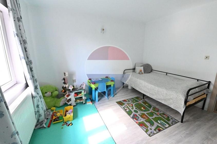 Casă individuală cu 7 camere cu Teren 400 Mp în Bariera Vâlcii