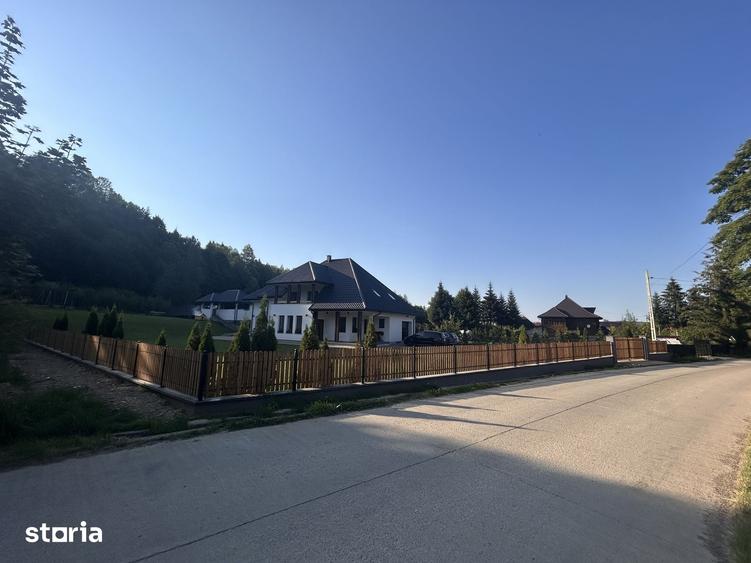 Casă cu 6 camere cu Teren 3000 Mp în Sucevița
