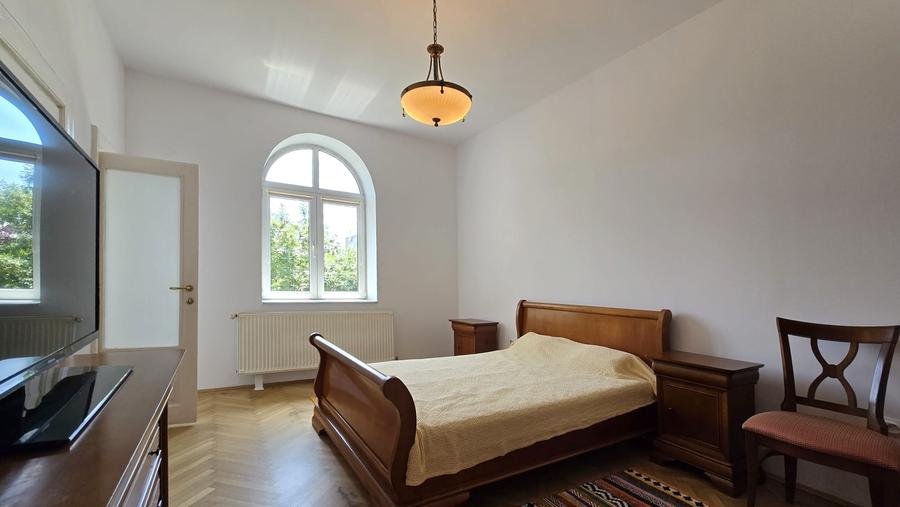 Apartament cu 5 camere decomandat în Domenii