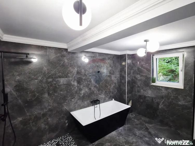 Apartament cu 5 camere decomandat în Precista