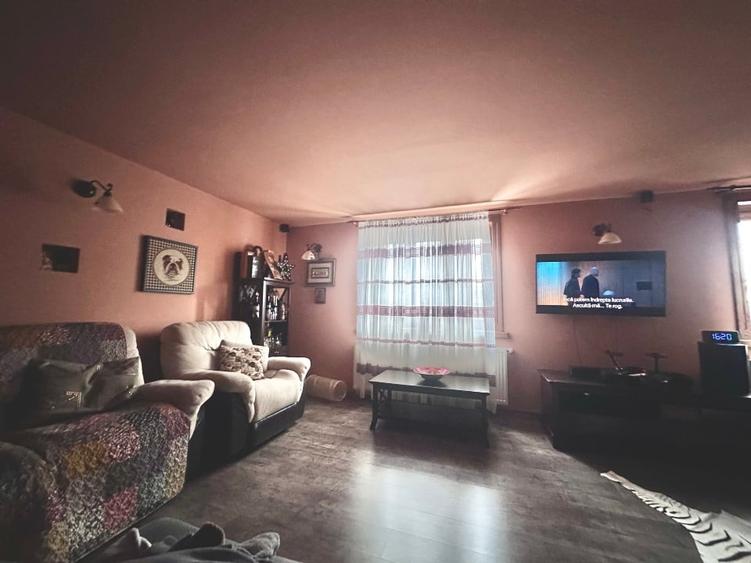Casă individuală cu 5 camere cu Canalizare în Pieții