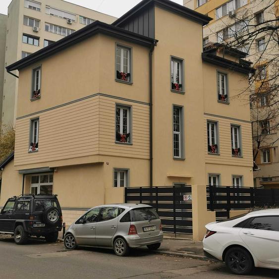 Casă cu 4 camere cu Teren 200 Mp în Bucur Obor