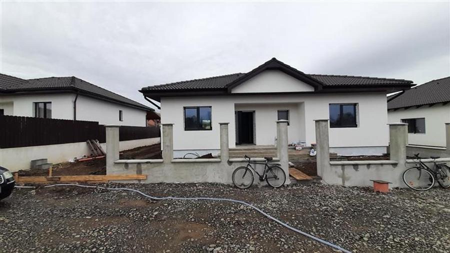 Casa de vanzare , 4 camere,5 arii teren, Sancraiul de Mures, semifinisat - 1