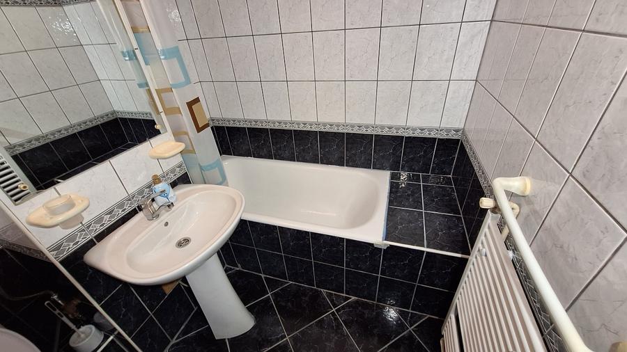 Chirie apartament 3 Camere situat in Micro 16 . Pe termen lung. 250 EURO - 1